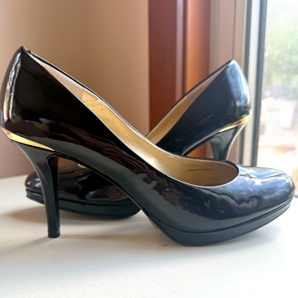 TAHARI Wilma Platform Pumps Patent Leather 
 Like New Sz 9.5